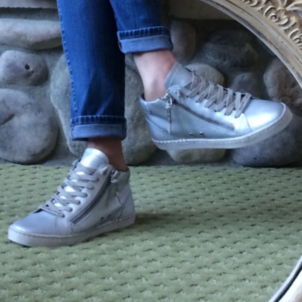 🍃💕Dolce Vita Perforated Leather Hightop Sneaker - Picture 2 of 5